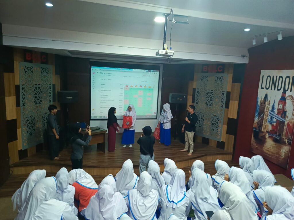 Mahasiswa DIII Kebidanan Politeknik Aisyiyah Pontianak Ikuti Kuliah Lapangan Bahasa Inggris dalam Kebidanan